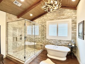 Shower, hair dryer, towels, soap - Luxury by Crater Of Diamonds  (Nashville)