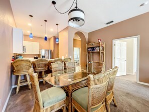 Dining - Bahama Bay Resort Condo - 10 Mi to Disney! (Davenport)