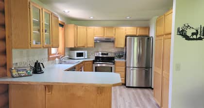 Adventure Cabin -Coolin Priest Lake; king bed, bunks, ATV and snowmobile parking