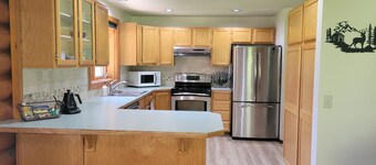 Adventure Cabin -Coolin Priest Lake; king bed, bunks, ATV and snowmobile parking