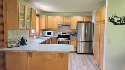 Adventure Cabin -Coolin Priest Lake; king bed, bunks, ATV and snowmobile parking