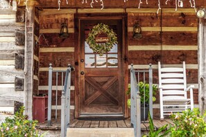 Exterior detail - The Cabin at Roney Creek Ranch (Cottontown)