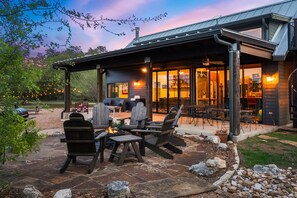Outdoor dining - NEW Pool, Fire Pit, Grill, Ping Pong, Views on Stunning 5-Acre Retreat! (Driftwood)