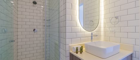 Appartement | Salle de bain | Douche, séchoir à cheveux, plancher chauffant (salle de bain)