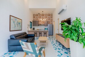Apartment | Living area | 40-inch Smart TV with cable channels - Casa Quijano 06 By Wynwood House (Panama City)