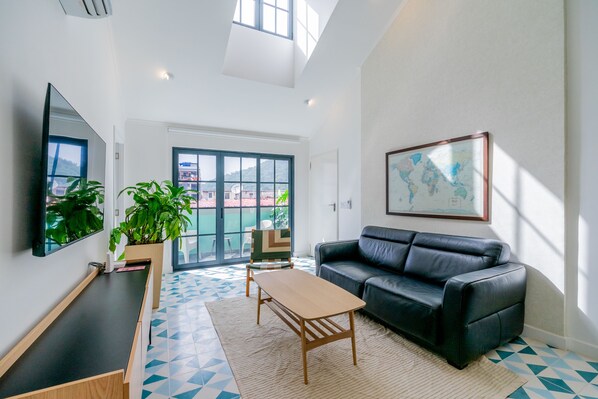 Apartment | Living area | 40-inch Smart TV with cable channels - Casa Quijano 06 By Wynwood House (Panama City)