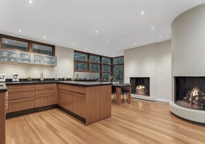 Private kitchen - British Properties Luxury Retreat (West Vancouver)