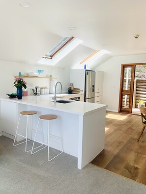 Fridge, microwave, oven, stovetop - Newly renovated waterfront apartment with stunning views of Nelson Harbour (Nelson)