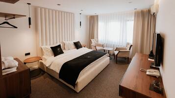 Minibar, con arredamento individuale, una scrivania, postazione laptop