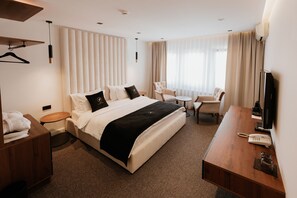 Kamar Double Deluks | Minibar, dilengkapi dengan perabotan berbeda-beda, dan meja kerja