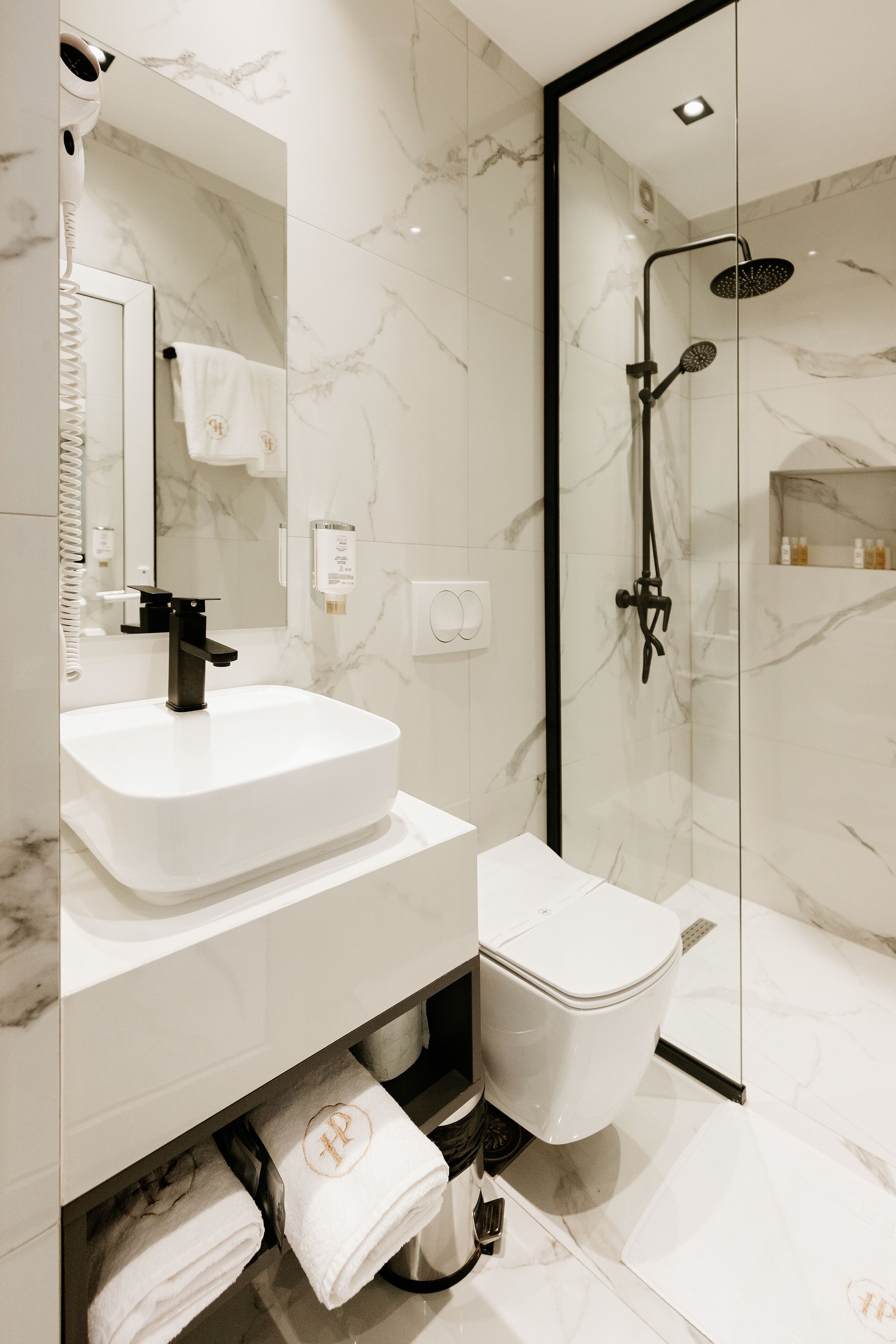 Minibar, muebles diferentes y escritorio 