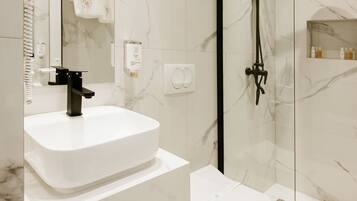 Minibar, muebles diferentes y escritorio