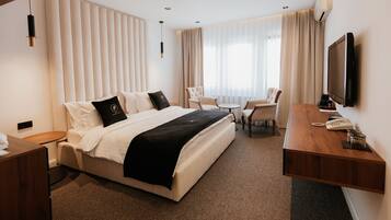 Minibar, con arredamento individuale, una scrivania, postazione laptop