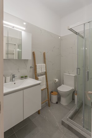 Dusche, Haartrockner, Handtücher, Seife