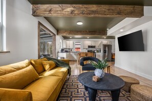 Smart TV, chimenea, tenis de mesa y libros