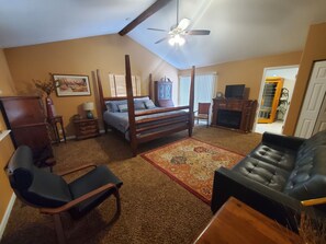 4 多间卧室、办公桌、免费 WiFi、床单