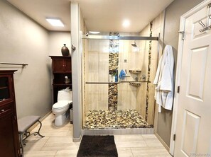 Haartrockner, Handtücher, Seife, Shampoo