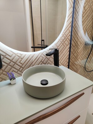 Secador de pelo, bidet, toallas, jabón