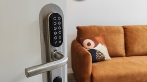 Una puerta moderna con teclado numérico y cerradura.