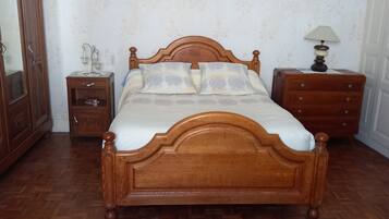 2 bedrooms, desk, iron/ironing board, travel crib