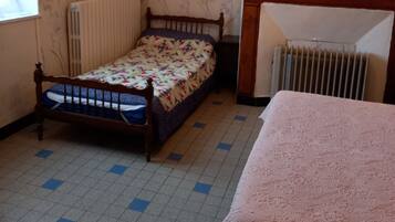 2 bedrooms, desk, iron/ironing board, travel cot