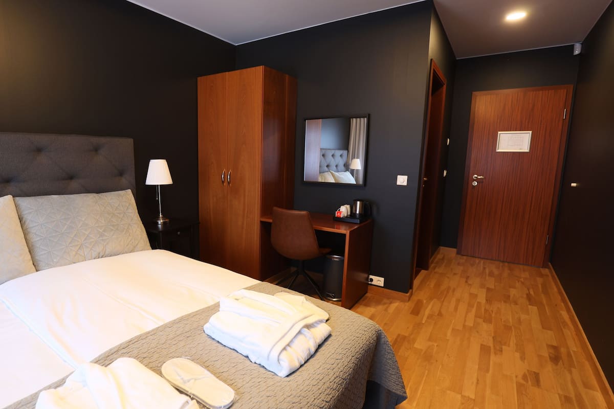 Standard Double or Twin Room | Desk, laptop workspace, WiFi (free), bed sheets