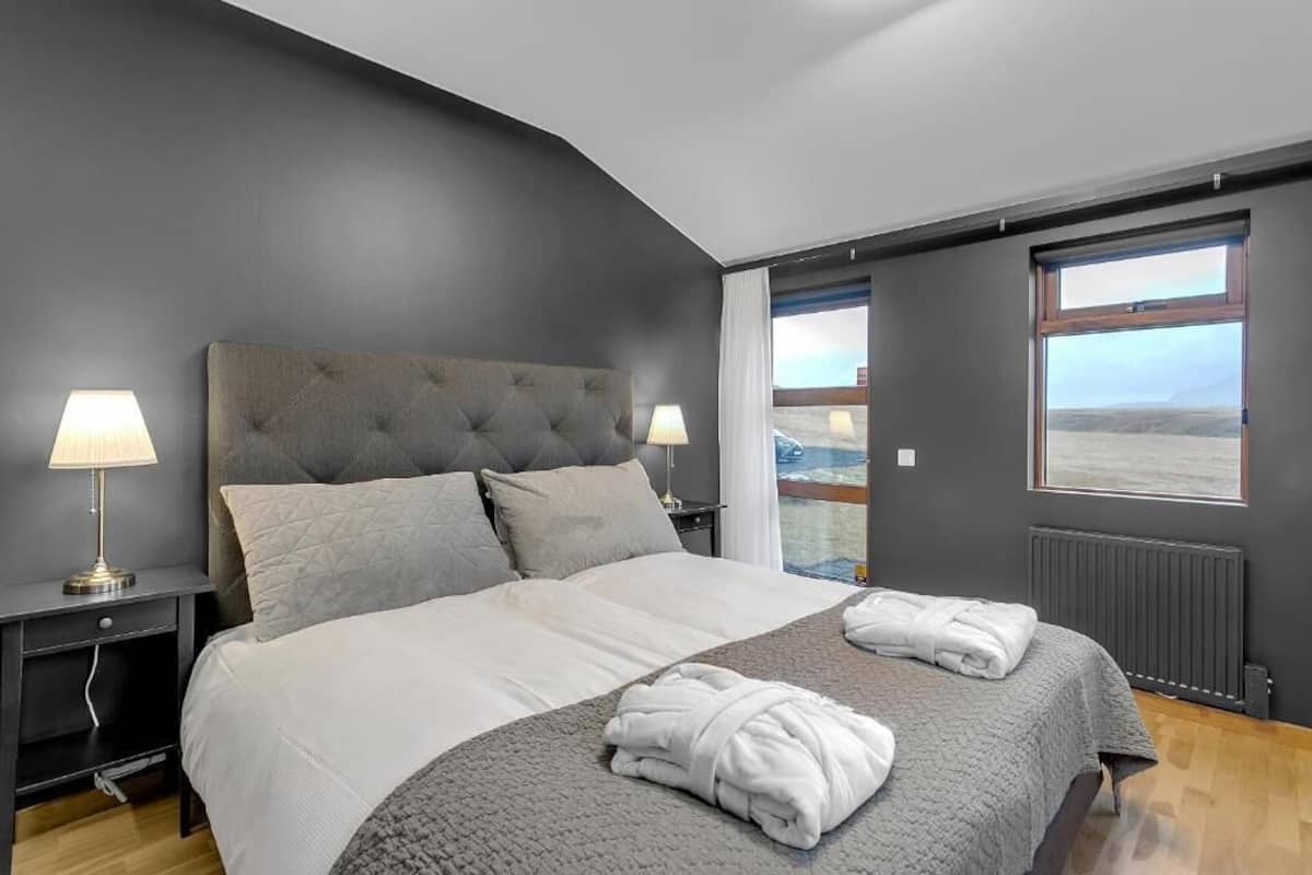 Superior Room, Bathtub | Desk, laptop workspace, WiFi (free), bed sheets