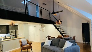 Smart TV, fireplace - Open-space Penthouse in heart of Old Québec - Perfect for 30-day + stays! (Québec)