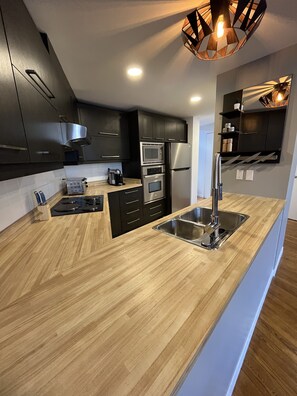 Frigorífico, microondas, horno y placa de cocina