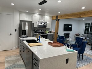 Private kitchen - 5 Bd House-close to ski areas (Sandy)