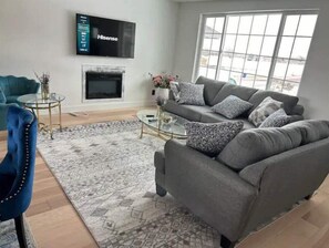 Living area - 5 Bd House-close to ski areas (Sandy)