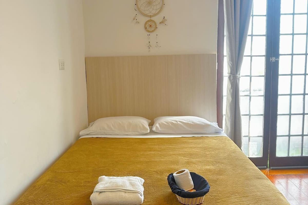 Camera panoramica, 1 letto matrimoniale, vista città | Con stile personalizzato, Wi-Fi gratuito, lenzuola