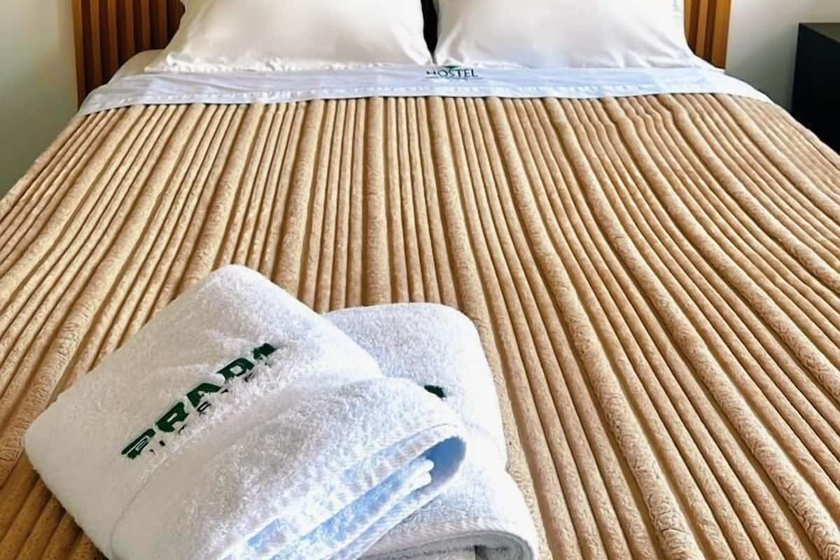 Camera Design, 1 letto queen, vista città | Con stile personalizzato, Wi-Fi gratuito, lenzuola