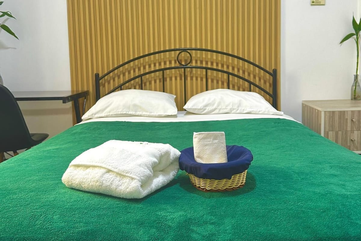 Camera Deluxe, 1 letto queen | Con stile personalizzato, Wi-Fi gratuito, lenzuola