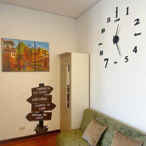 Camera panoramica, 1 letto matrimoniale, vista città | Con stile personalizzato, Wi-Fi gratuito, lenzuola