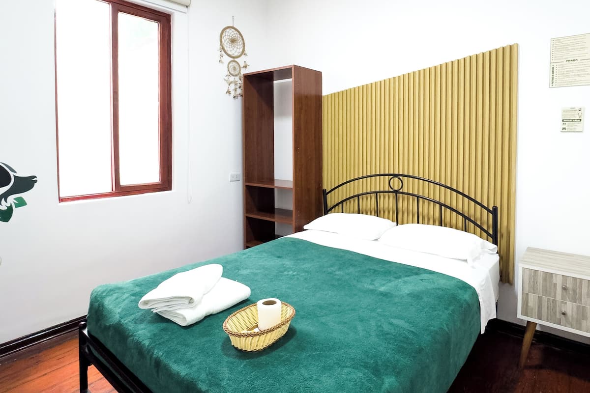 Camera Deluxe, 1 letto queen | 1 camera, con stile personalizzato, Wi-Fi gratuito, lenzuola