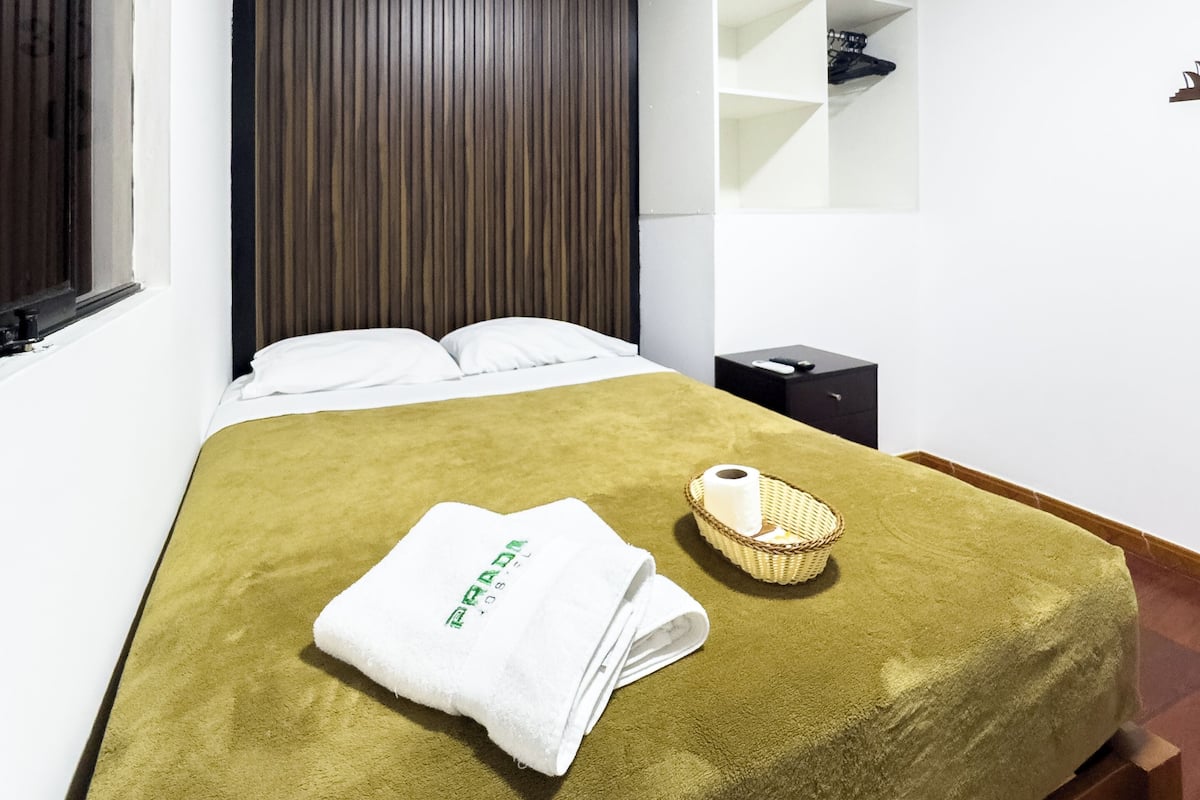 Camera Comfort, 1 letto queen | 1 camera, con stile personalizzato, Wi-Fi gratuito, lenzuola