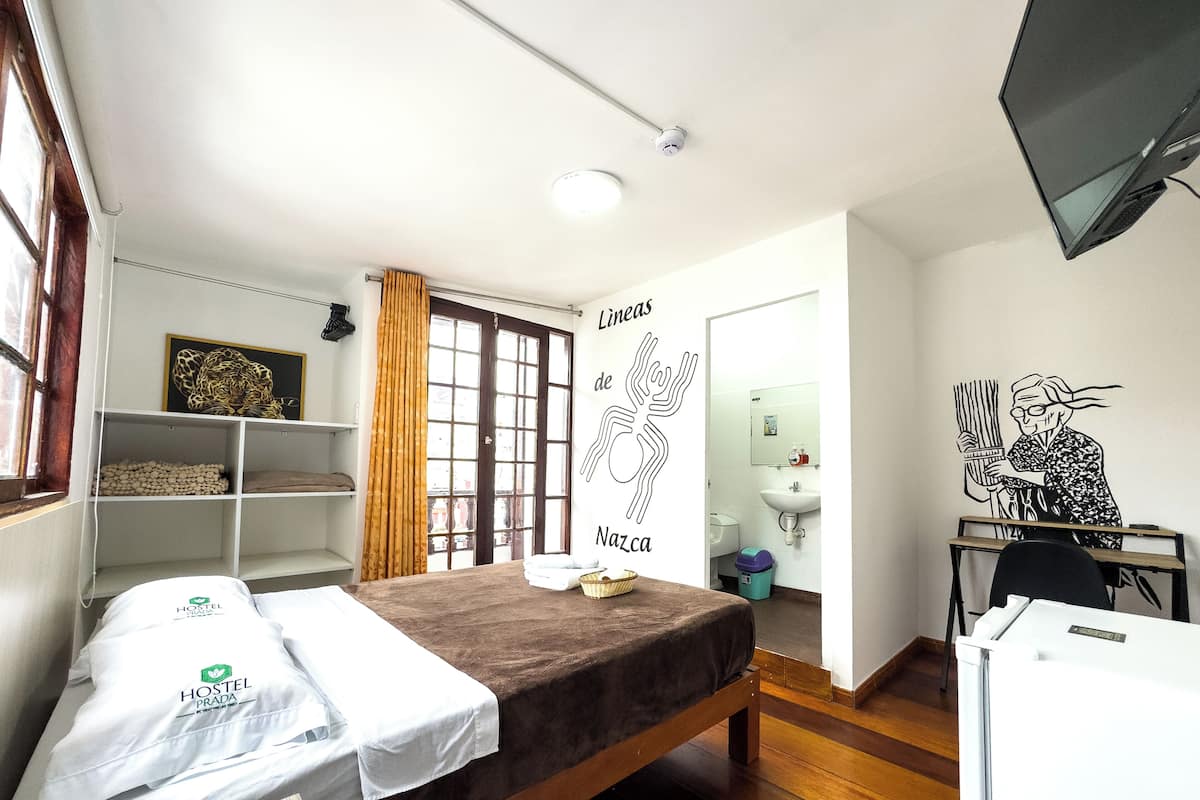 Camera panoramica, 1 letto queen, vista città | 1 camera, con stile personalizzato, Wi-Fi gratuito, lenzuola