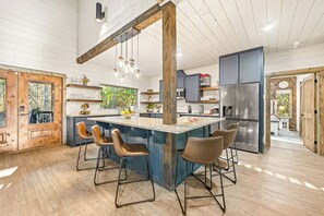 Køleskab, mikrobølgeovn, ovn, kogeplade