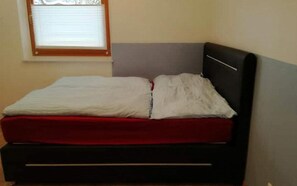 2 bedrooms, travel cot, WiFi, bed sheets