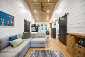 Smart TV, fireplace, video games - Treehouse Playset, Trail Access, Hot Tub, Fire Pit (Broken Bow)