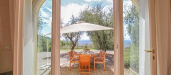 Villa Poggio Scalette: Elegance meets Comfort amidst ancient olive trees
