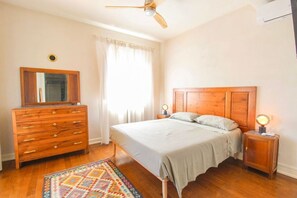 3 sovrum, skrivbord, strykjärn/strykbräda och resesäng