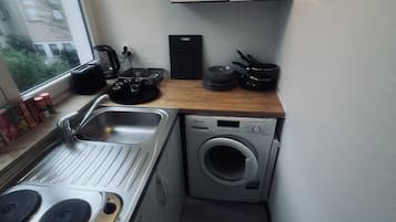 Kühlschrank, Herdplatte, Wasserkocher mit Kaffee-/Teezubehör