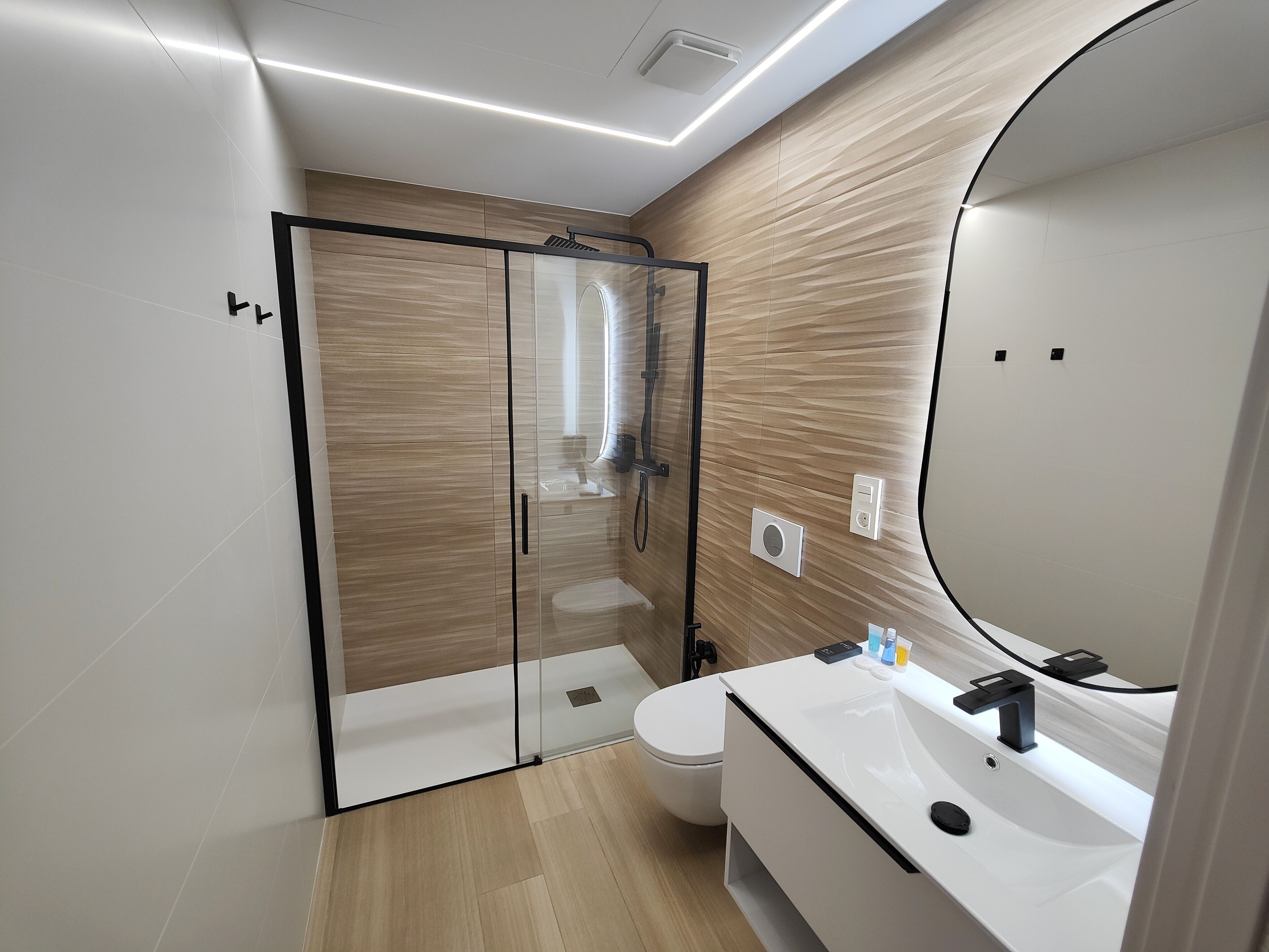 Een haardroger, een bidet, handdoeken, zeep