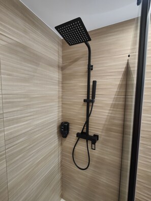 Hårtørrer, bidet, håndklæder, Sæbe