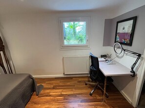 1 chambre, bureau, fer et planche à repasser, Wi-Fi gratuit