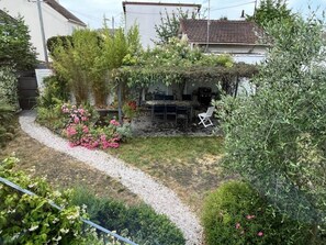 Outdoor dining - Bed & Breakfast (Houilles)