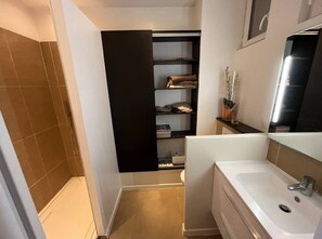 Shower, eco-friendly toiletries, hair dryer, towels - Bed & Breakfast (Houilles)