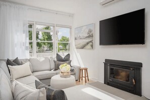 Smart TV, fireplace